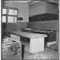 Beni Messous. Camp Basset. Nouvelle cuisine moderne du centre d'instruction du train n°160 (CIT 160).