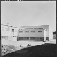 Beni Messous. Camp Basset. Vue extérieure de la nouvelle cuisine moderne du centre d'instruction du train n°160 (CIT 160).