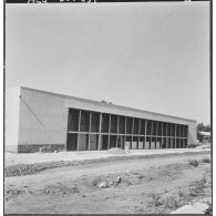 Beni Messous. Camp Basset. Vue extérieure de la nouvelle cuisine moderne du centre d'instruction du train n°160 (CIT 160).