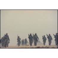 La 2e section de combat de la 2e compagnie du 2e REI (régiment étranger d'infanterie) marche en colonne sur une piste de la BA (base aérienne) irakienne d'Al Salman.