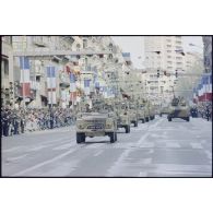 Derrière le lieutenant-colonel Yves Derville, chef de corps, et son drapeau, le 2e REI (régiment étranger d'infanterie) défile à bord de P4 et de VAB à Toulon.