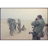 Une équipe de tournage de l'ECPA (Etablissement cinématographique et photographique des armées) interviewe un adjudant du 3e RIMa (régiment d'infanterie de marine) à Al Salman.
