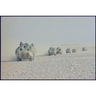 Une colonne de VAB du 2e REI (régiment étranger d'infanterie) dans le désert irakien soulève des nuages de poussière lors de la progression de Rochambeau à la BA (base aérienne) d'Al Salman.