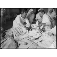 Paris. Hôpital du grand palais - Opération de la greffe osseuse par le docteur Laurent. Deuxième et dernière phase de l'opération. [légende d'origine]