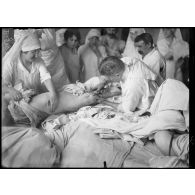 Paris. Hôpital du grand palais - Opération de la greffe osseuse par le docteur Laurent. Deuxième et dernière phase de l'opération. [légende d'origine]