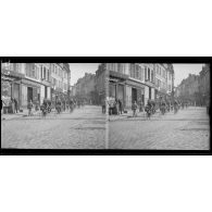 [Une patrouille de cyclistes traversa la ville.]