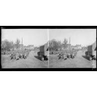 Roye (Somme). Régiment traversant le village. [légende d'origine]