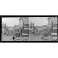 Sempigny (Oise). Vue sur le village, au 1er plan, réparation de l'entrée d'un pont sauté. [légende d'origine]