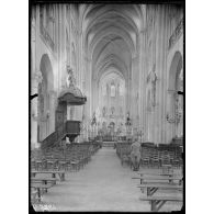 Noyon. Ancienne cathédrale, l'intérieur. [légende d'origine]