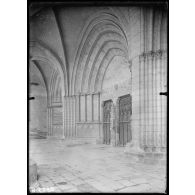 Noyon. Ancienne cathédrale, intérieur du porche. [légende d'origine]