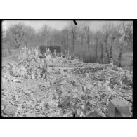 Cuy (Oise). Ce qui reste de l'église dynamitée par les allemands. [légende d'origine]