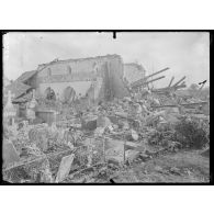Suzoy (Oise). L'église et le cimetière que les allemands ont fait sauter le 16 mars 1917. [légende d'origine]