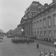 Défilé à pied devant l'Ecole militaire. Passage de l'équipage du sous-marin nucléaire lance-engins (SNLE) Le Redoutable, lors de la cérémonie du 14 juillet 1977.