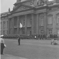 Défilé à pied devant l'Ecole militaire. Passage de l'équipage du sous-marin nucléaire lance-engins (SNLE) Le Redoutable, lors de la cérémonie du 14 juillet 1977.