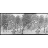 Meuse, exercices de tracteur du 86e régiment d'artillerie lourde. Le Caterpillar d'artillerie embarque sur le tracteur Knox. [légende d’origine]