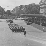 Défilé à pied de l'équipage du sous-marin nucléaire lanceur d’engins (SNLE) le Redoutable, et passage devant la tribune présidentielle lors de la cérémonie militaire du 14 juillet 1974 sur la place de la Bastille.