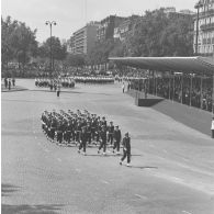 Défilé à pied de l'équipage du sous-marin d’escadre Espadon, et passage devant la tribune présidentielle lors de la cérémonie militaire du 14 juillet 1974 sur la place de la Bastille.