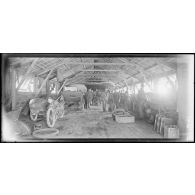 Parc de Laurencie (Meuse), échelon américain de voitures sanitaires. Un atelier de réparations. [légende d’origine]