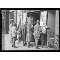 Vérone (Italie). Soldats français regardant des illustrés. [légende d'origine]