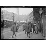 Vérone (Italie). Place du marché aux légumes. [légende d'origine]