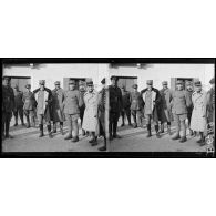 Cornuda. Général Peppino Garibaldi en conversation avec des officiers italiens et français. [légende d'origine]