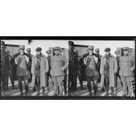 Cornuda. Général Peppino Garibaldi en conversation avec des officiers italiens et français. [légende d'origine]