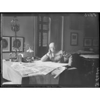 [Le général Fayolle dans son bureau de Vicence.]