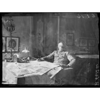 [Le général Fayolle dans son bureau de Vicence.]