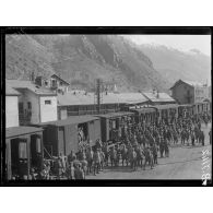 Modane (Savoie). En gare. Soldats de la brigade Alpi venant sur le front français. [légende d'origine]