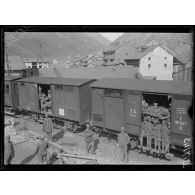 Modane (Savoie). En gare. Soldats de la brigade Alpi venant sur le front français. [légende d'origine]