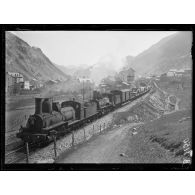 Près Modane (Savoie). Train de matériel italien venant sur le front français. [légende d'origine]