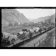 Près Modane (Savoie). Train de matériel italien venant sur le front français. [légende d'origine]