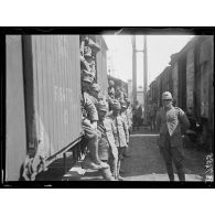 Modane (Savoie). En gare. Soldats italiens du train des équipages venant sur le front français. [légende d'origine]
