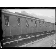 Modane (Savoie). Train de troupes italiennes venant sur le front français. [légende d'origine]