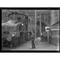 Tunnel du Mont Cenis, sortie du côté France. Train de troupes italiennes venant sur le front français. [légende d'origine]