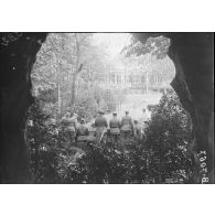 Aix-les-Bains (Savoie). Camp de repos des soldats américains. Dans le parc du Cercle. Le photographe. [légende d'origine]