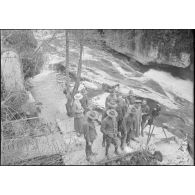Gorges de Sierroz (Savoie). Permissionnaires américains visitant les gorges. [légende d'origine]