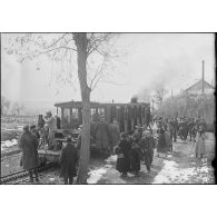 Aix-les-Bains (Savoie). Camp de repos des soldats américains. Permissionnaires à une station de la ligne du Revard. [légende d'origine]