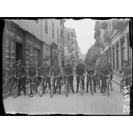Aix-les-Bains (Savoie). Camp de repos des permissionnaires américains. Permissionnaires partant en promenade. [légende d'origine]