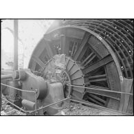 Drocourt (Pas-de-Calais). Fosse n°1. Machine d'extraction. Partie non détruite mais où se trouve encore la charge d'explosif déposée par les allemands. [légende d'origine]