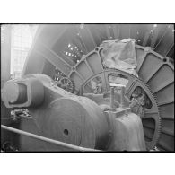 Drocourt (Pas-de-Calais). Fosse n°1. Machine d'extraction. Partie non détruite mais où se trouve encore la charge d'explosif déposée par les allemands. [légende d'origine]