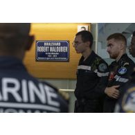 Des soldats de l'équipe d'intervention participent à un briefing au terme d'un exercice incendie à bord du porte-hélicoptères amphibie (PHA) Tonnerre en mer Méditerranée.