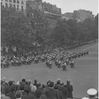 Défilé monté. Passage de l’escadron motocycliste de la gendarmerie départementale devant les tribunes lors de la cérémonie du 14 juillet 1979 sur la place de la Bastille.