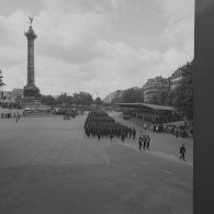 Défilé à pied. Passage du drapeau et sa garde du 1er groupe de chasseurs mécanisé (1er GCM) de Reims lors de la cérémonie du 14 juillet 1974 sur la place de la Bastille.