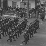 Défilé à pied. Passage du 1er groupe de chasseurs mécanisé (1er GCM) de Reims lors de la cérémonie du 14 juillet 1974 sur la place de la Bastille.