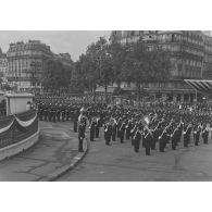 Défilé à pied. Arrivée du 1er groupe de chasseurs mécanisés (1er GCM) de Reims sur la place de la Bastille lors de la cérémonie du 14 juillet 1974.