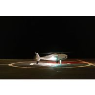 Décollage d'un drone maritime Camcopter S-100 depuis le pont d'envol du porte-hélicoptères amphibie (PHA) Tonnerre (L9014) en mer Méditerranée.