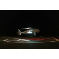 Décollage d'un drone maritime Camcopter S-100 depuis le pont d'envol du porte-hélicoptères amphibie (PHA) Tonnerre (L9014) en mer Méditerranée.