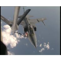 Mission Guyane 1992. Formation en vol serré de trois Jaguar. Ravitaillement en vol. Survol de sites en patrouille.