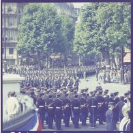 Défilé à pied. Passage du drapeau et sa garde du 1er groupe de chasseurs mécanisés (1er GCM) de Reims, lors de la cérémonie militaire du 14 juillet 1974, arrivant sur la place de la Bastille depuis le boulevard Henri IV.